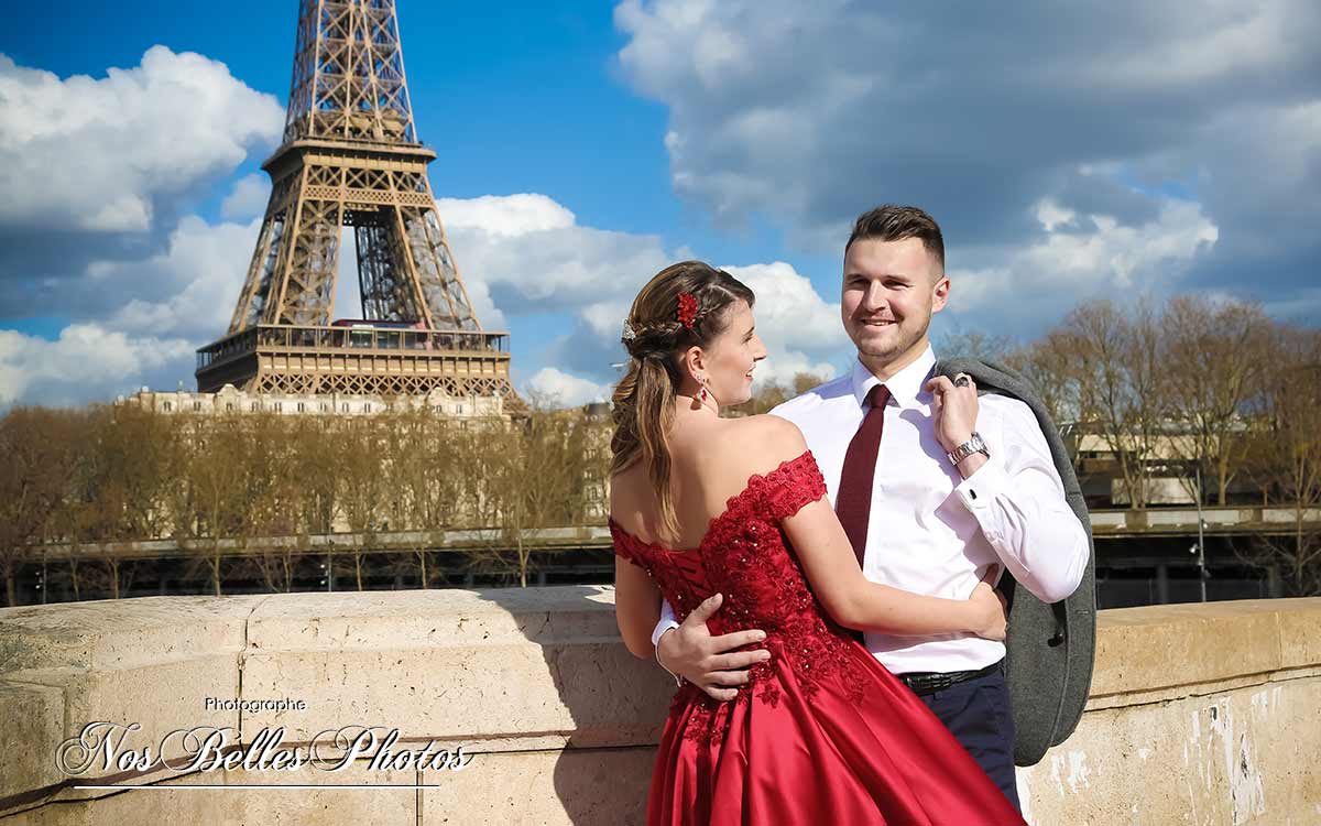 Photograohe anniversaire mariage Paris Tour Eiffel, shooting photo couple Paris