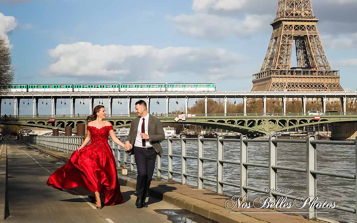 Séance photo couple Paris, shooting photo couple lifestyle sur le quai de Seine à Paris près de Pont Bir-Hakeim et Tour Eiffel