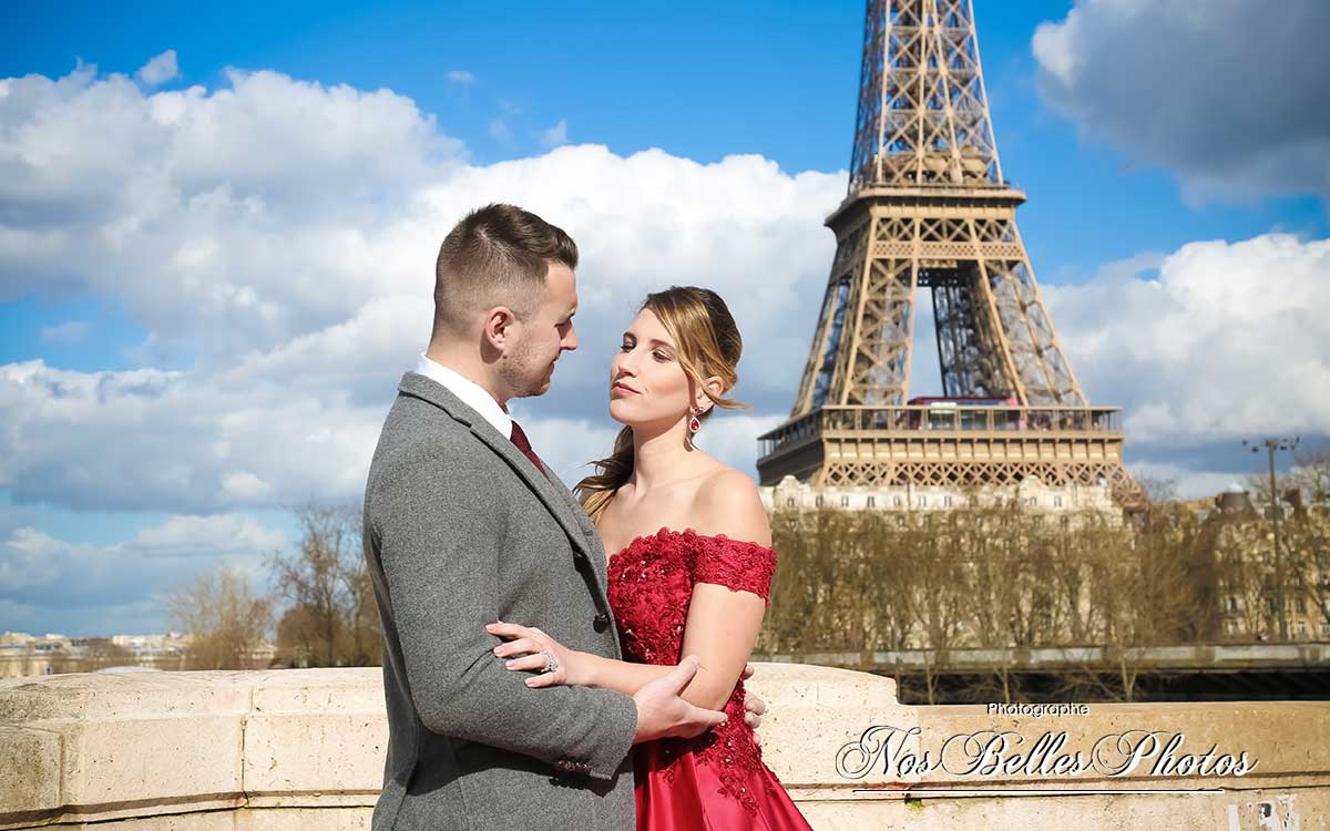 Shooting couple mariage à Paris, séance photo couple en extérieur à Paris