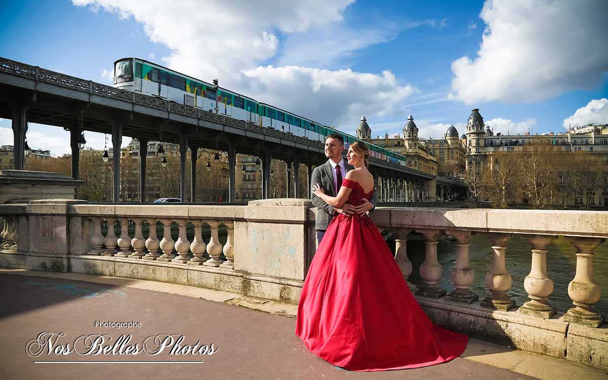 Photo shooting couple Paris, photographe anniversaire mariage Paris, séance après mariage Day After Pont Bir-Hakeim Paris