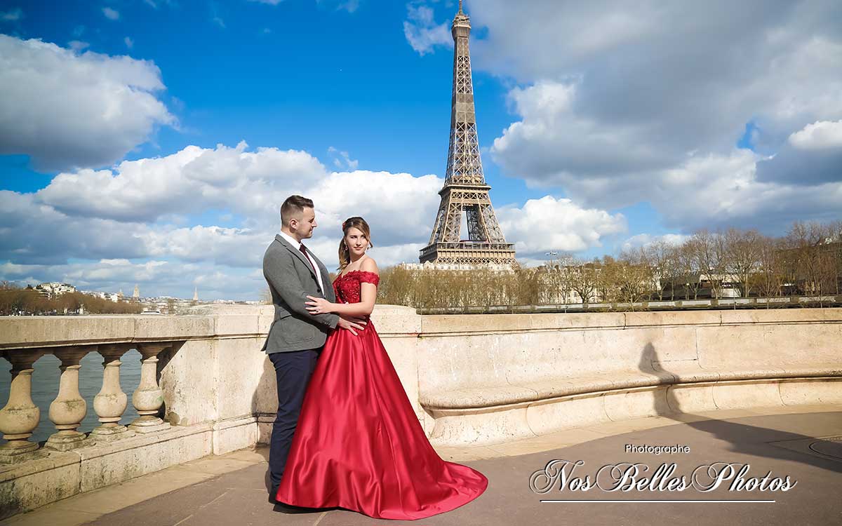 Shooting photo couple de mariage Paris Tour Eiffel, photographe couple mariage Paris