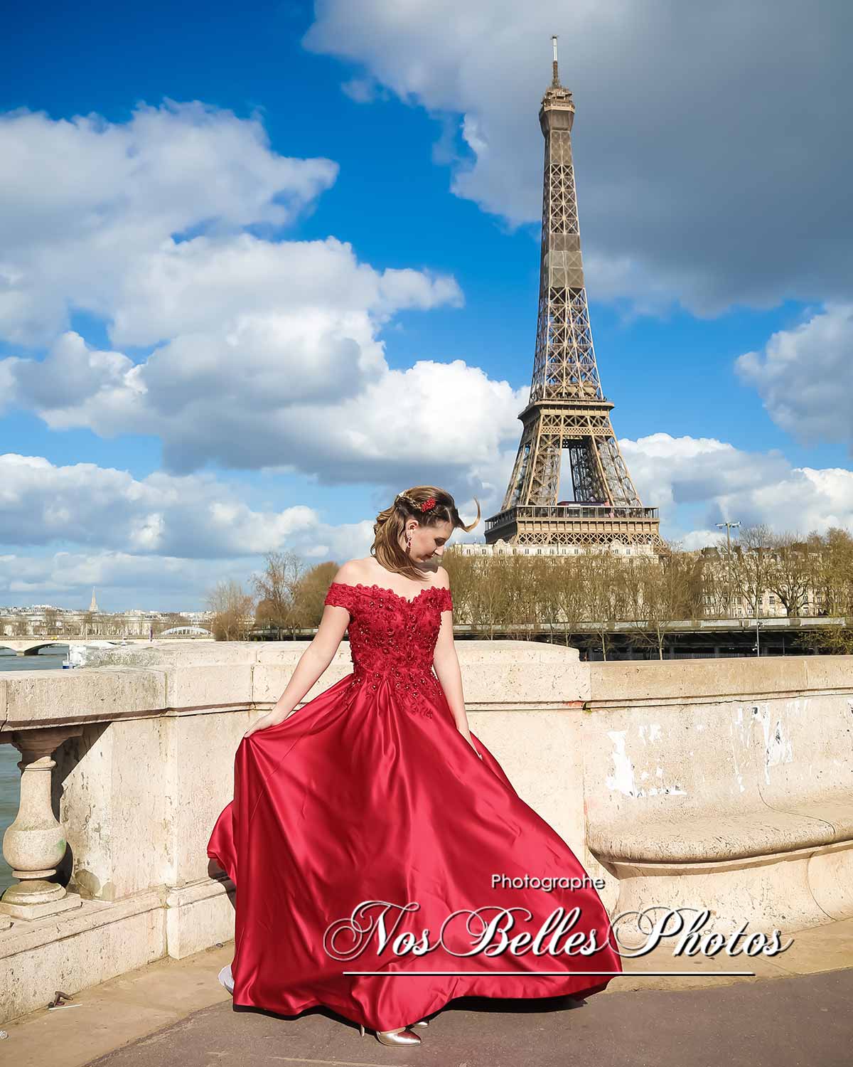 Photo de mariage à Paris à la Tour Eiffel, shooting couple mariage Paris