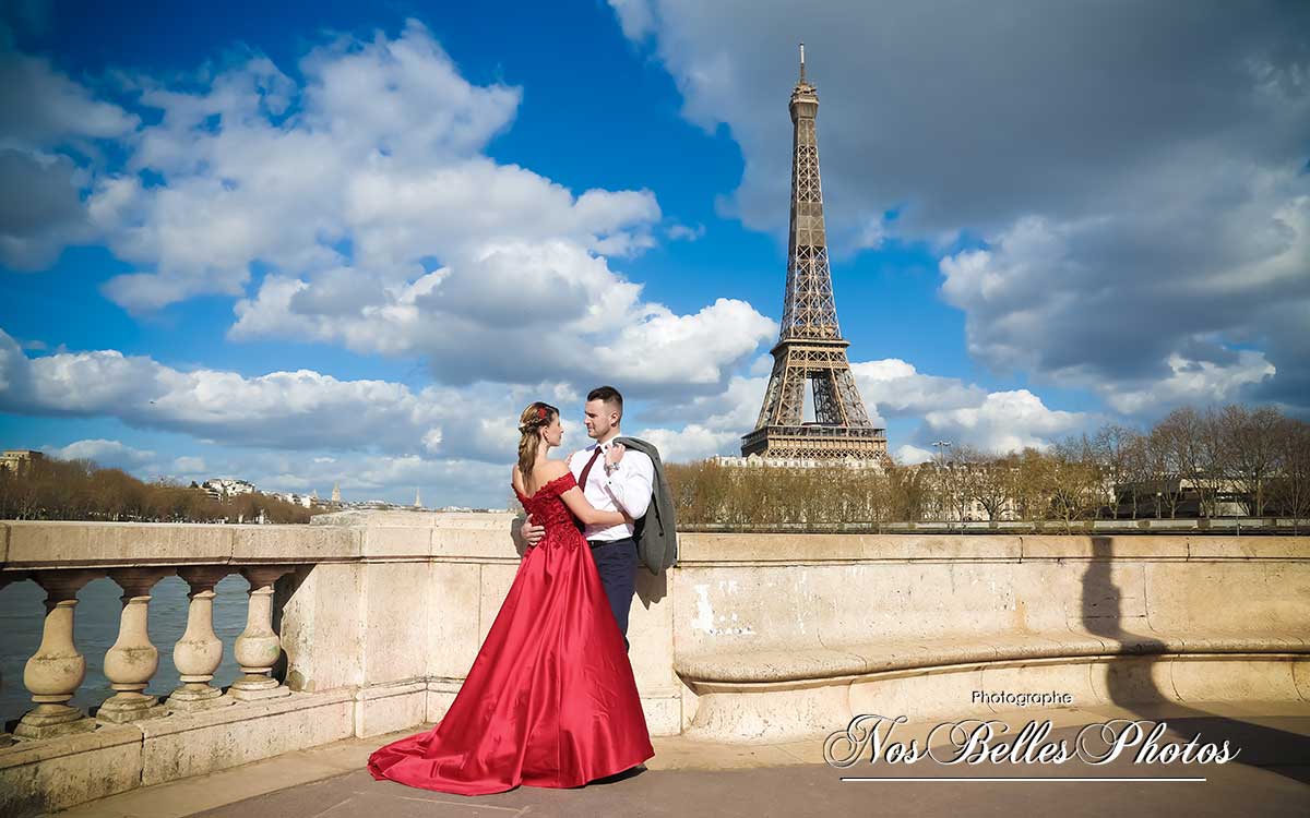 Photographe mariage Paris, séance photo de couple mariés Pont Bir-Hakeim