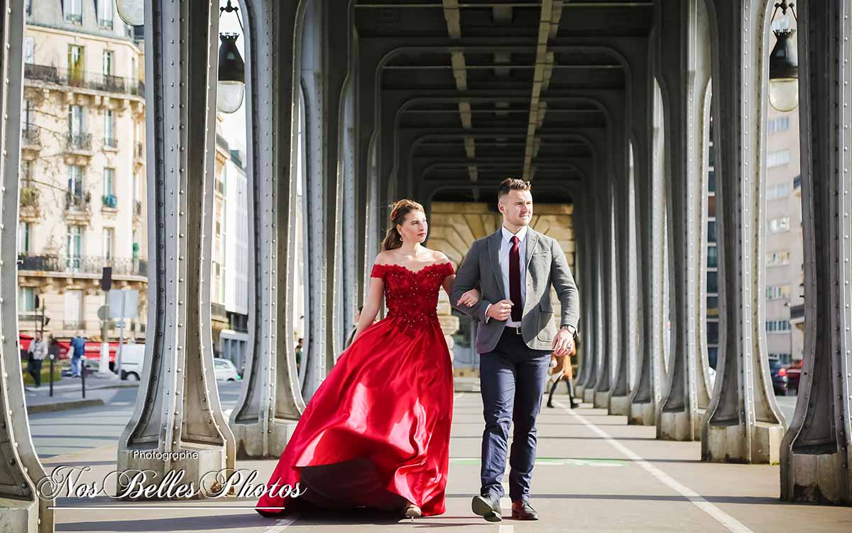 Photo de mariage au Pont de Bir-Hakeim, séance photo couple mariage Paris