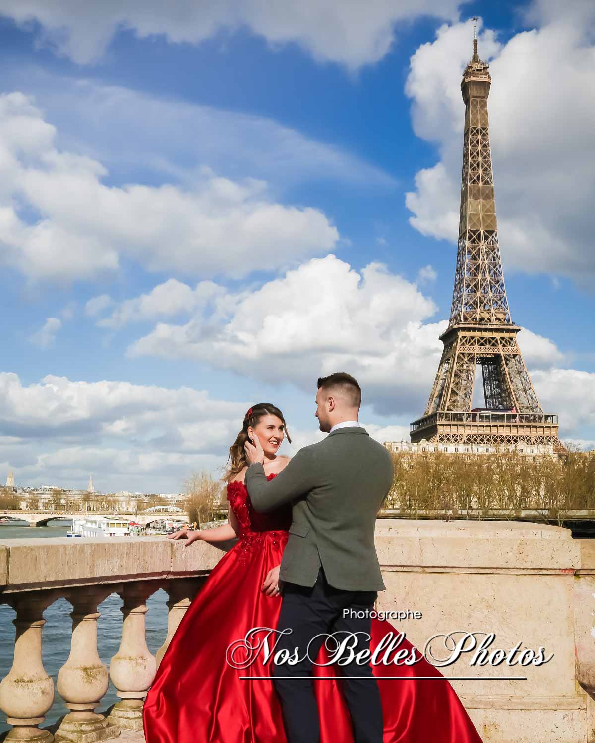 Séance photo de couple à Paris Tour Eiffel, session photo lifestyle couple mariage Paris