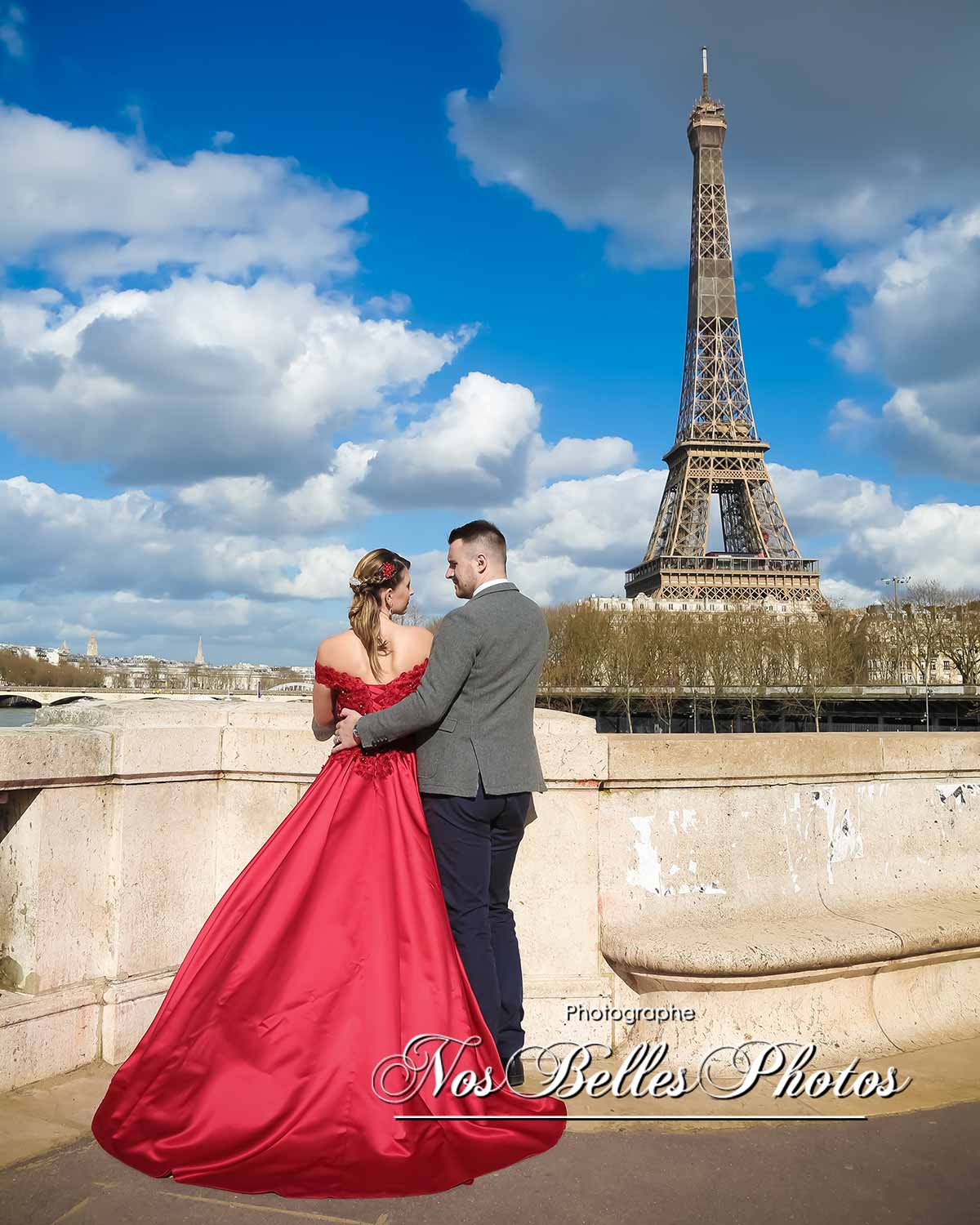 Séance de mariage à Paris session couple à la Tour Eiffel