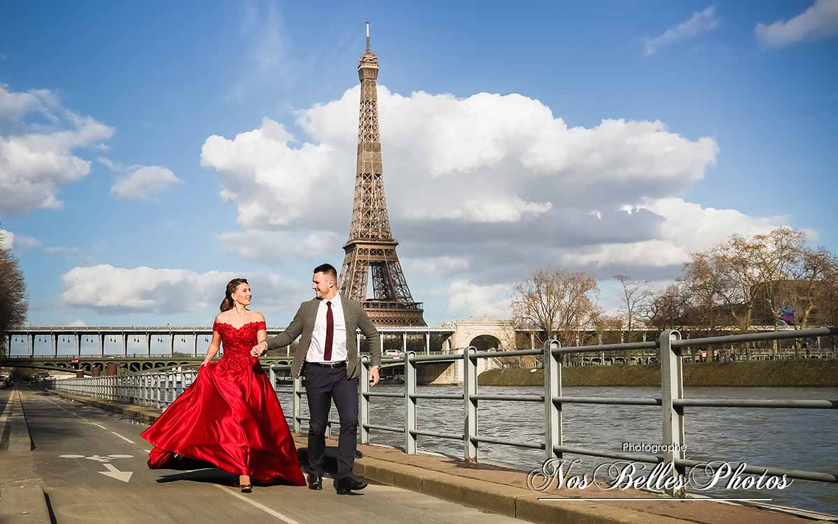 Séance photo de mariage sur les quais de seine à Paris, séance photo couple mariage quai de seine Paris Tour Eiffel