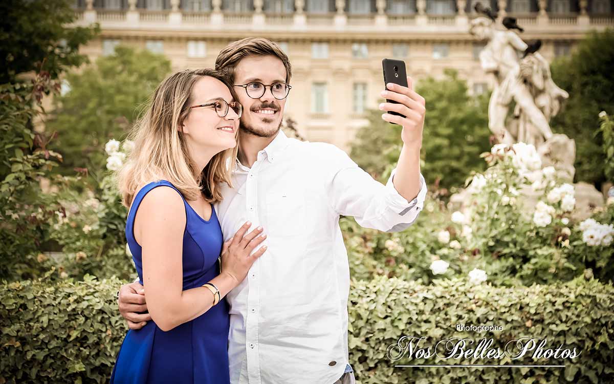 Shooting couple au jardin du Palais Royal Paris, photographe portrait photo couple Paris