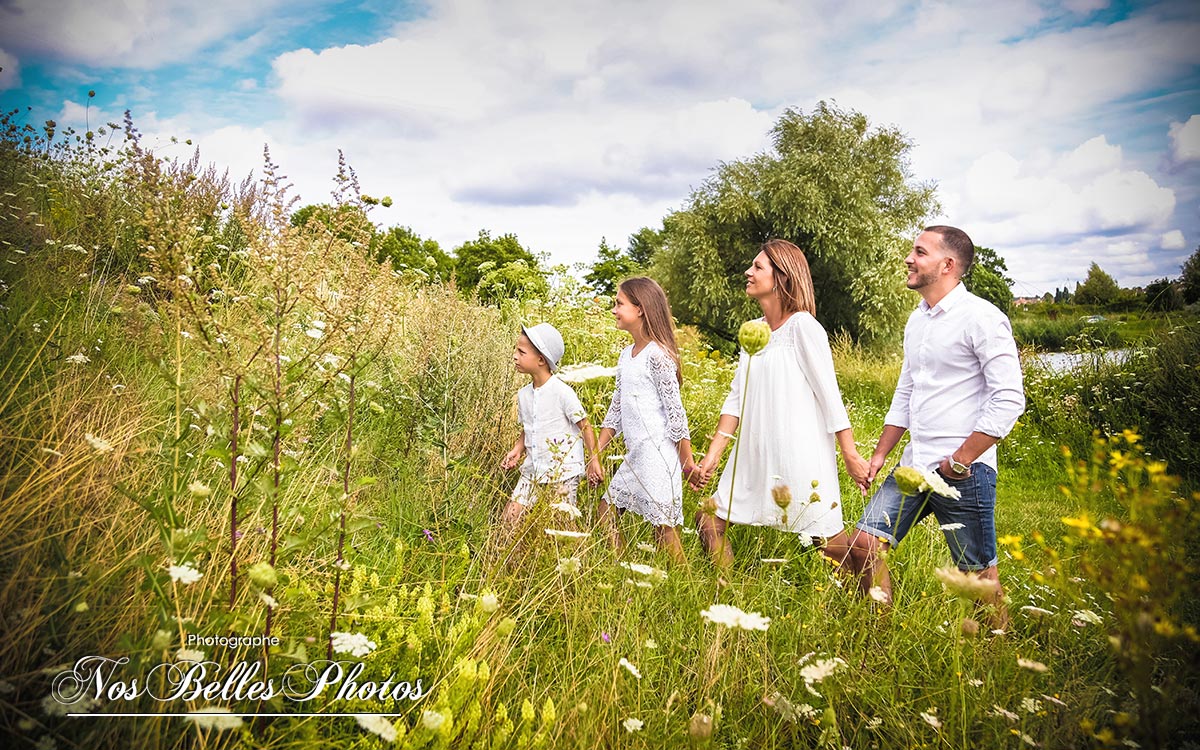 Photographe famille Yvelines, séance photo de famille dans les Yvelines en extérieur, Versailles, Saint-Germain-en-Laye, Plaisir, Maisons-Laffitte, Rambouillet, Marly-le-Roi, Bois-d'Arcy, Orgeval, Villennes-sur-Seine, Vaux-sur-Seine, Rochefort-en-Yvelines, Bazemont, Crespières, Feucherolles, Élancourt, Davron, Les Loges-en-Josas, Senlisse