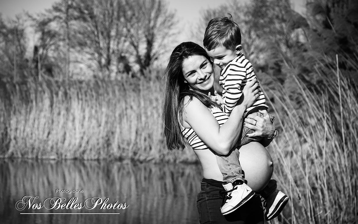 Photo de grossesse en extérieur Yvelines, Croissy-sur-Seine, Meulan-en-Yvelines, Chevreuse, Chambourcy, Saint-Nom-la-Bretèche, Orgeval, Villennes-sur-Seine, Rosny-sur-Seine, Le Mesnil-le-Roi, Les Essarts-le-Roi