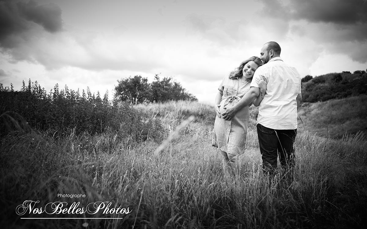 Photographe de grossesse en Yvelines pour shooting photo future maman en extérieur, Épône, La Verrière, Maule, Le Perray-en-Yvelines, Buc, Saint-Arnoult-en-Yvelines, Magnanville, Mantes-la-Jolie, Carrières-sous-Poissy, Vélizy-Villacoublay, Maurepas