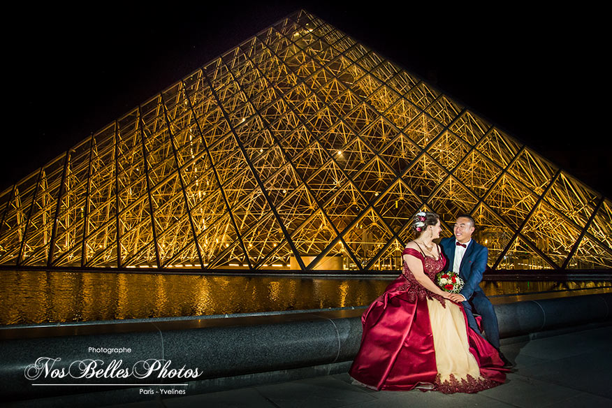 Séance photo engagement à Paris, séance photo couple de nuit à Paris