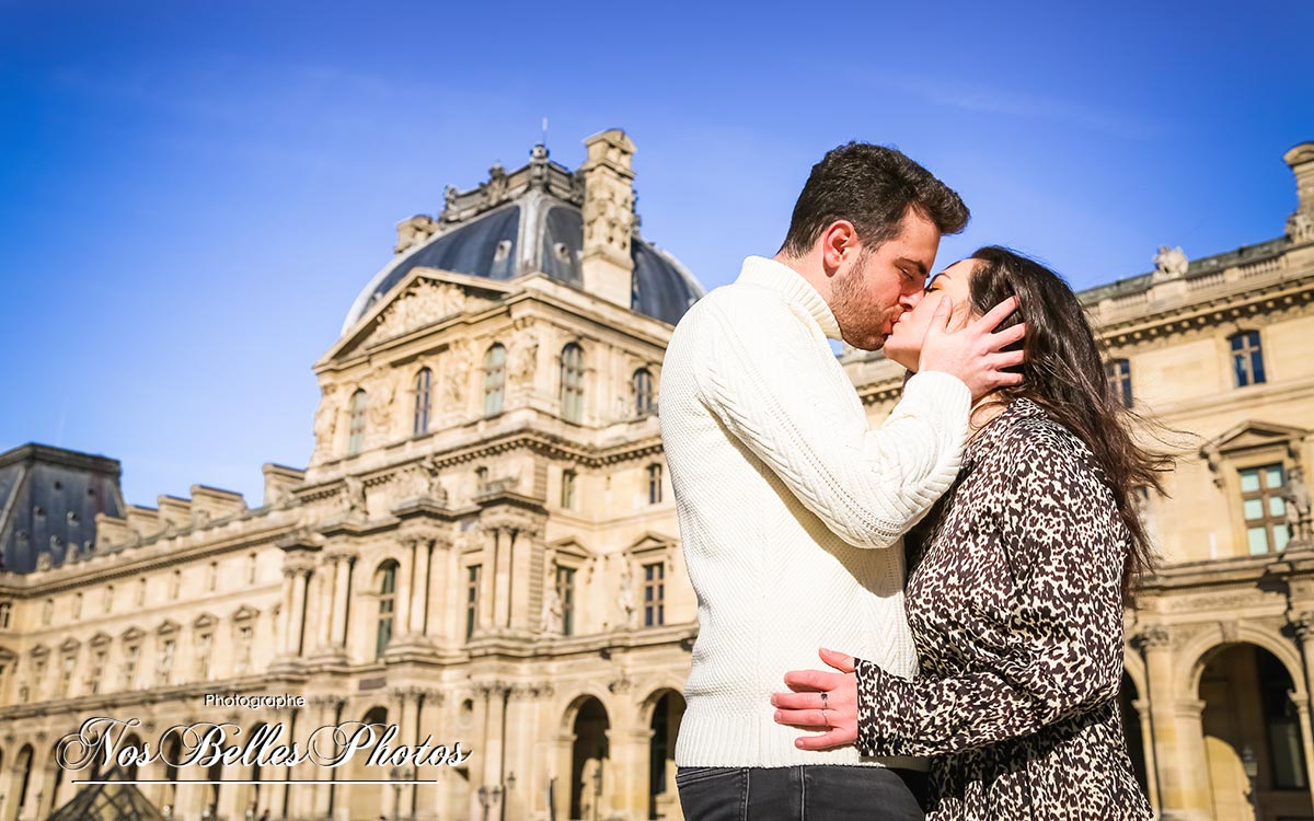 Couple photo at the Louvre Paris, photographer Paris