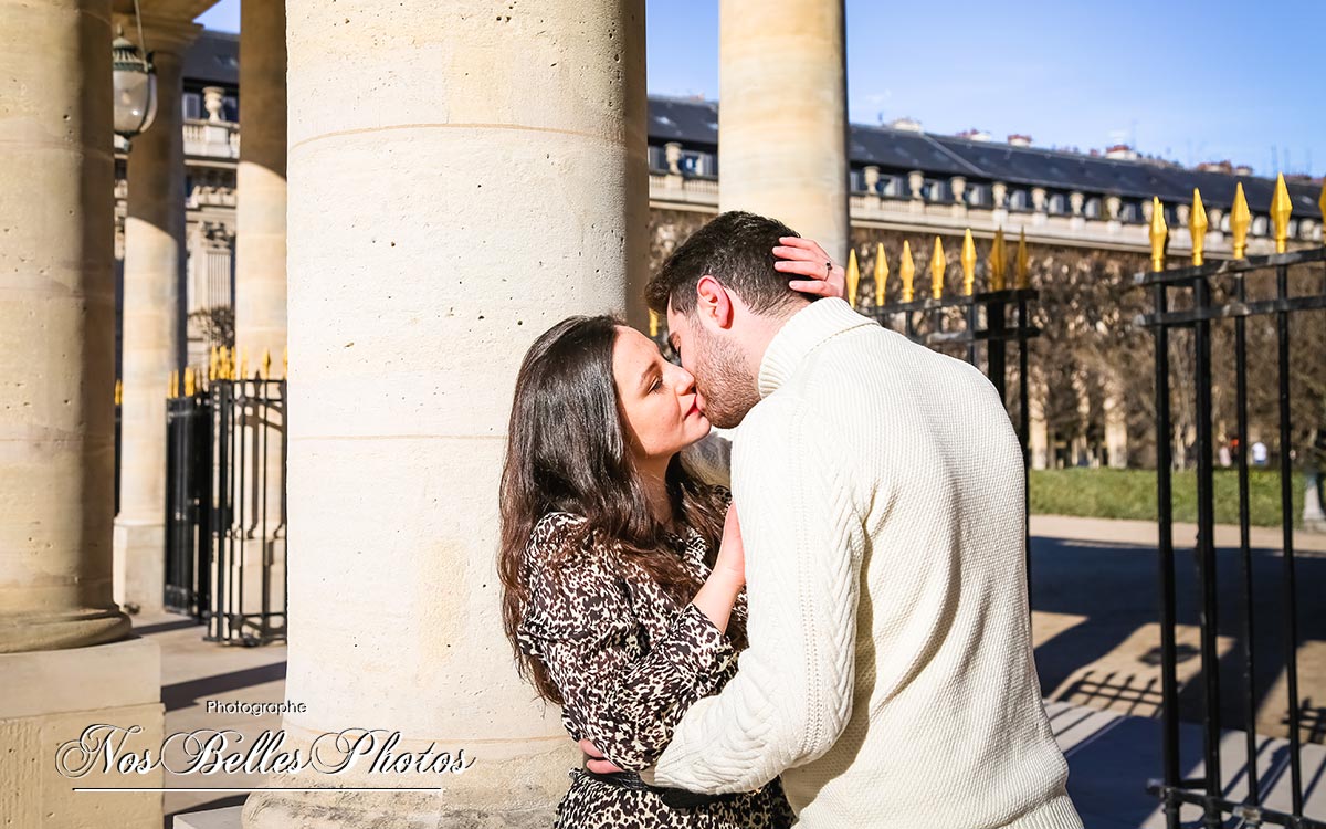 Couple photo at the Royal Palace Paris, photographer in Paris
