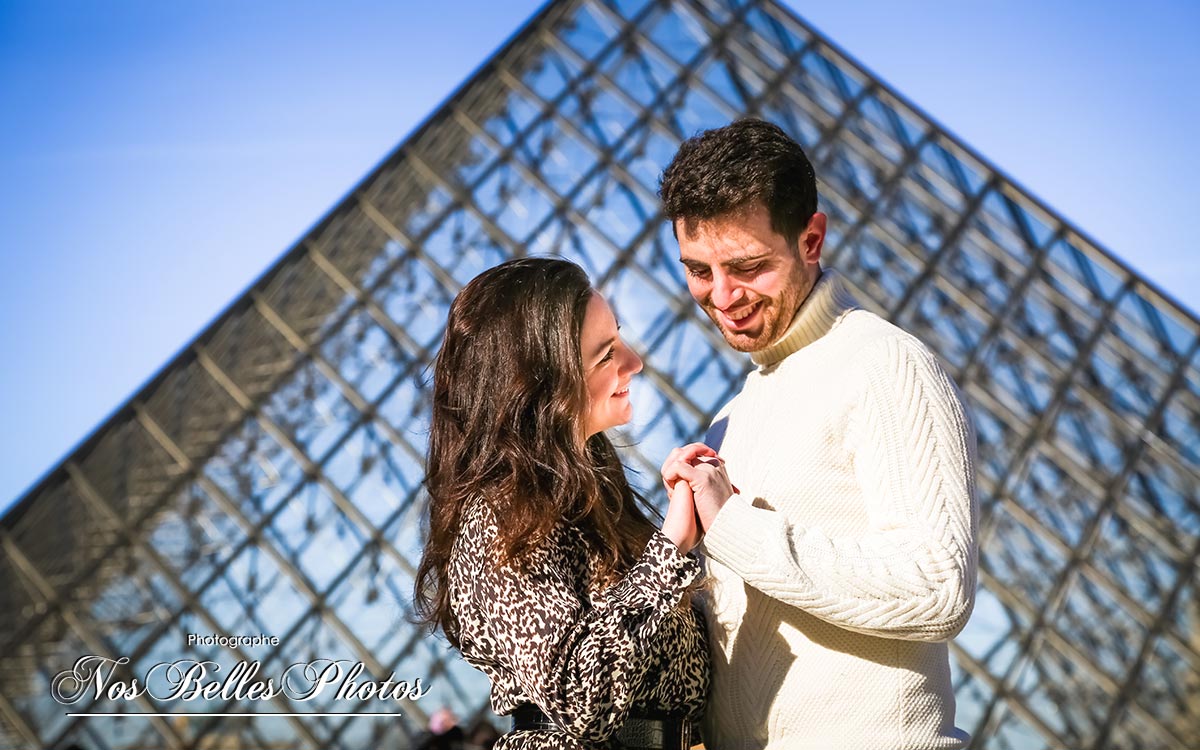 Couple photo at the Louvre Paris, couple photographer Paris
