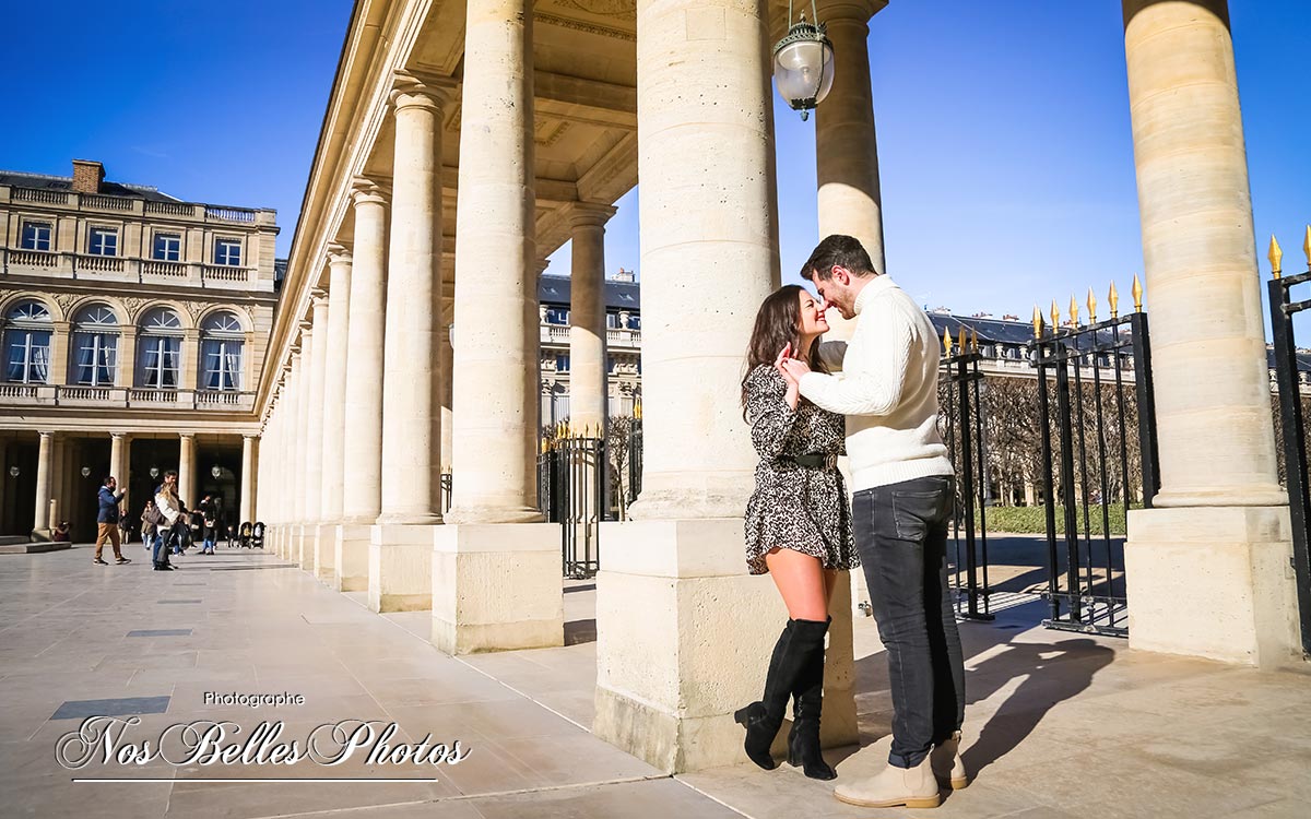 Séance photo couple au Palais Royal à Paris, photographe Paris