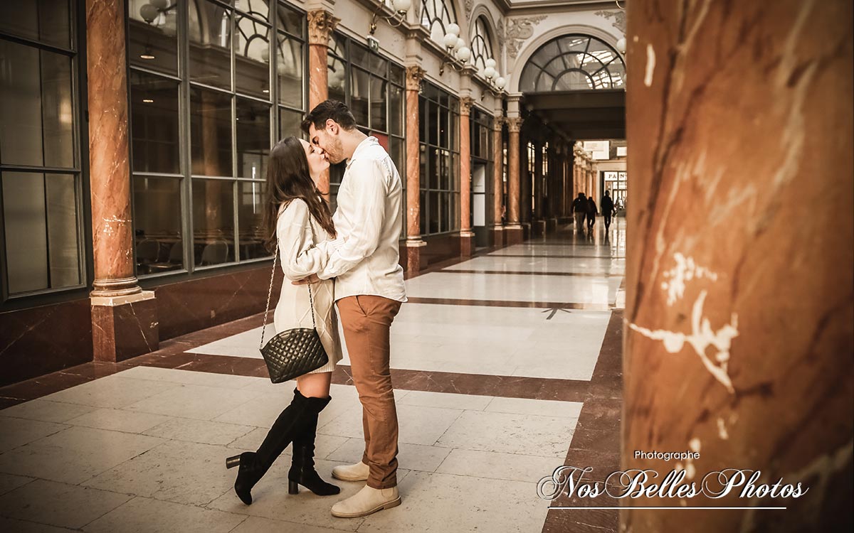 Shooting photo couple dans les passages de Paris, photographe Paris
