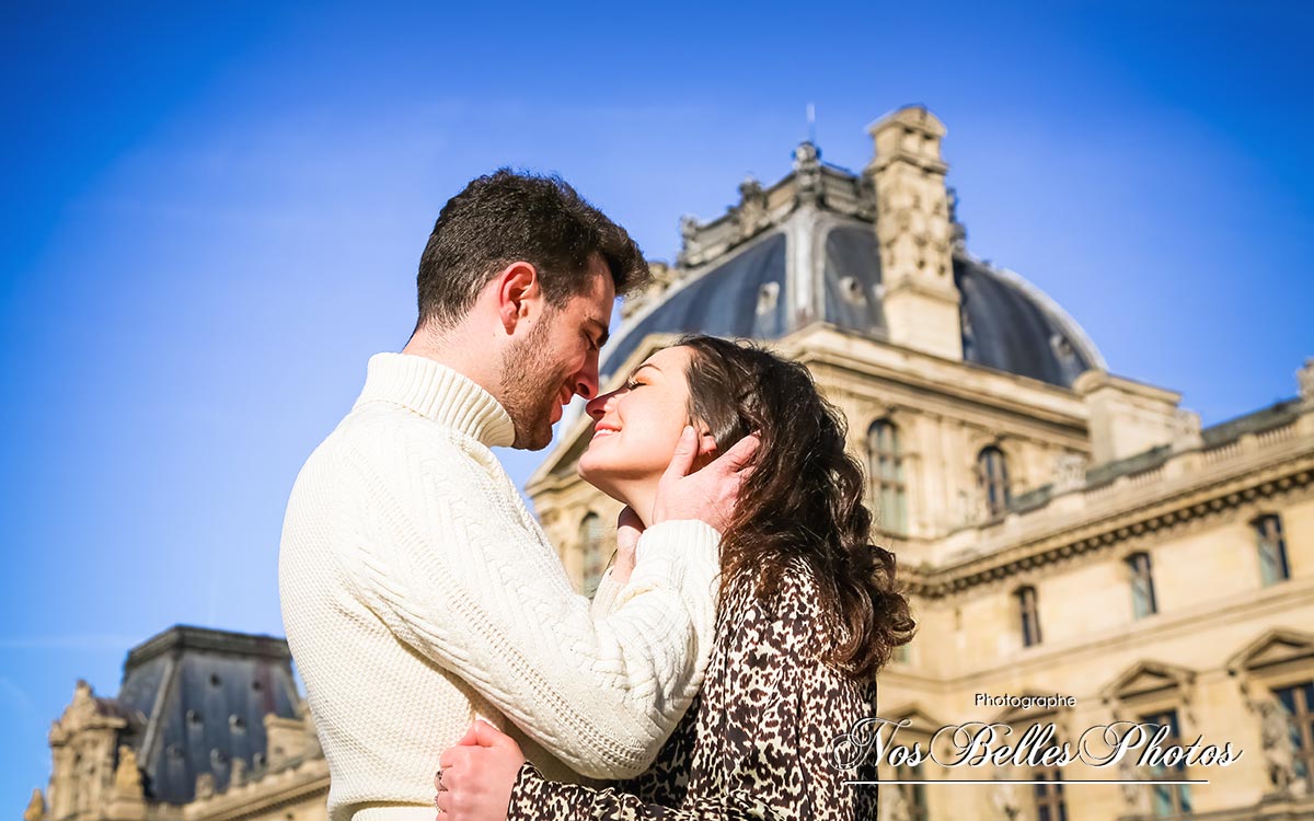 Shooting photo au Louvre à Paris, photographe couple Paris