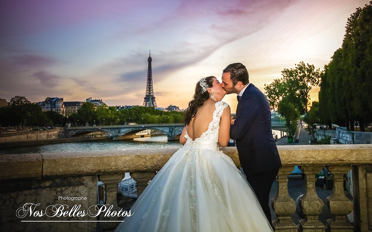 Photo de mariage romantique au coucher de soleil à Paris