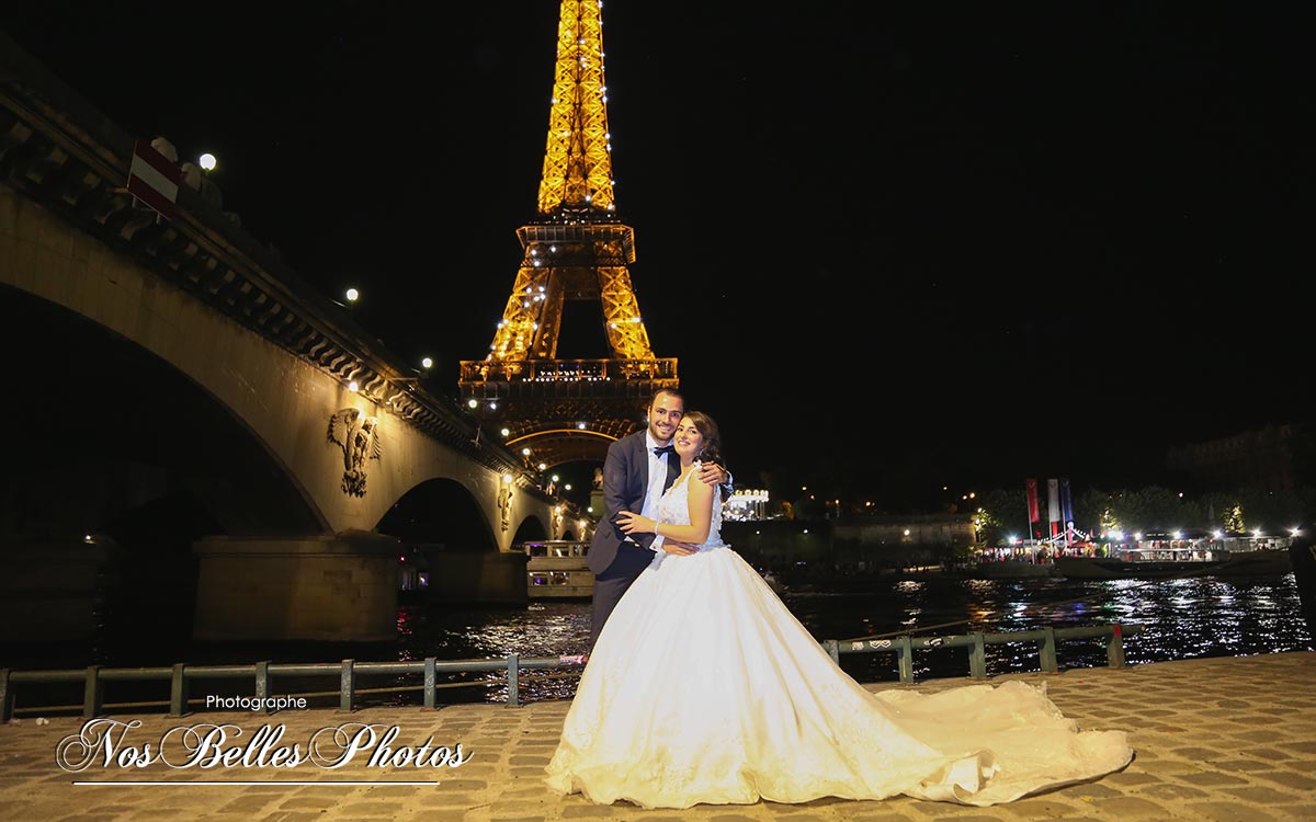 Shooting photo à la tour Eiffel à Paris de nuit