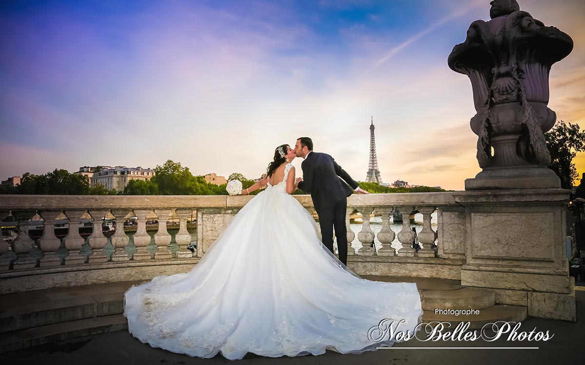 Séance photo romantique au coucher du soleil à Paris