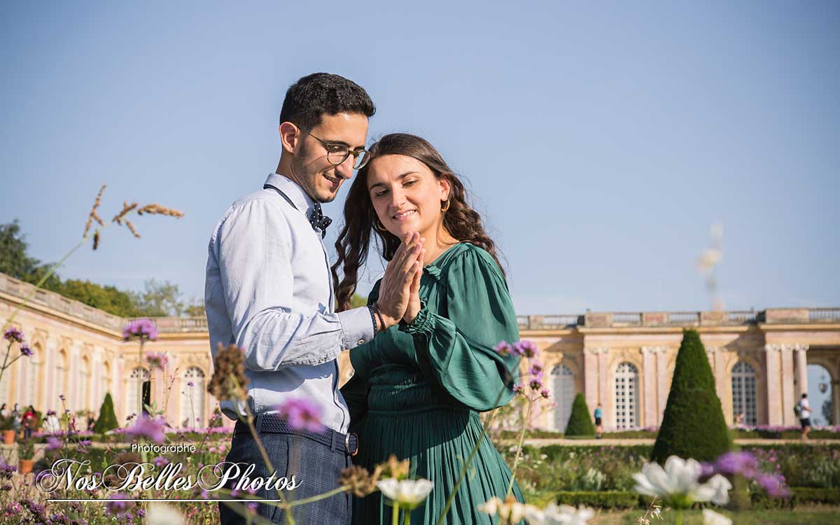 Séance photo couple pour fiançailles à Versailles