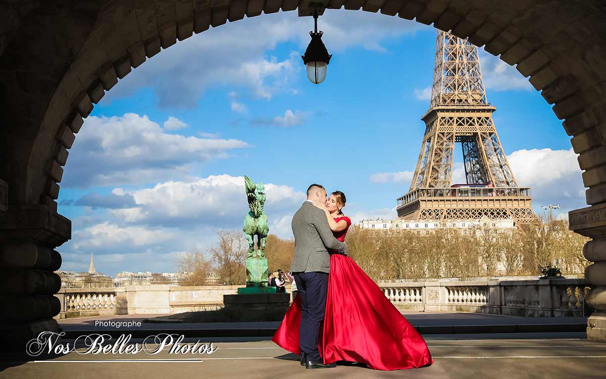 Photographe anniversaire Paris, photo shooting après mariage Day After Paris, séance couple au Pont Bir-Hakeim