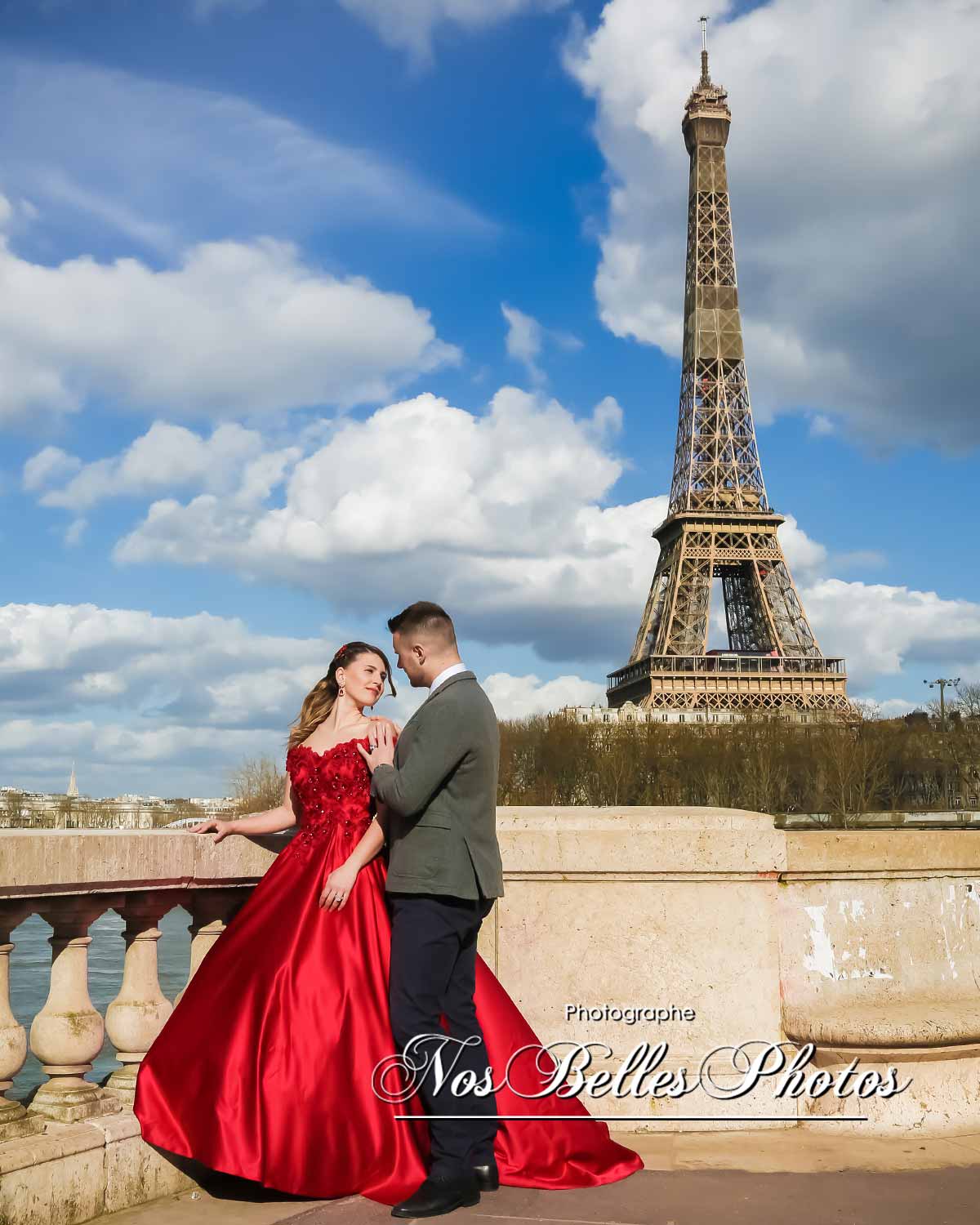 Séance couple Paris, shooting couple lifestyle en extérieur à Paris au Pont de Bir-Hakeim