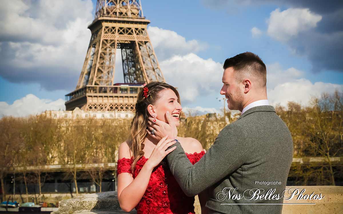 Photographe mariage Paris, shooting couple après mariage Day After au Pont Bir-Hakeim de Paris