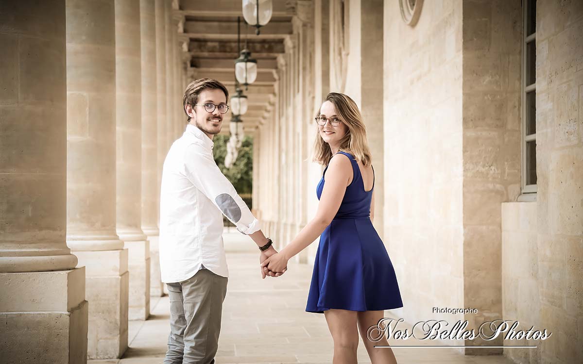Photo couple Paris, séance engagement au Palais Royal à Paris