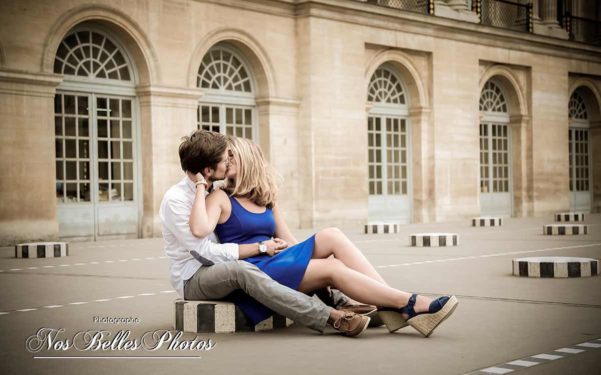 Séance couple engagement Palais Royal à Paris, photo engagement Paris, photographe à Paris