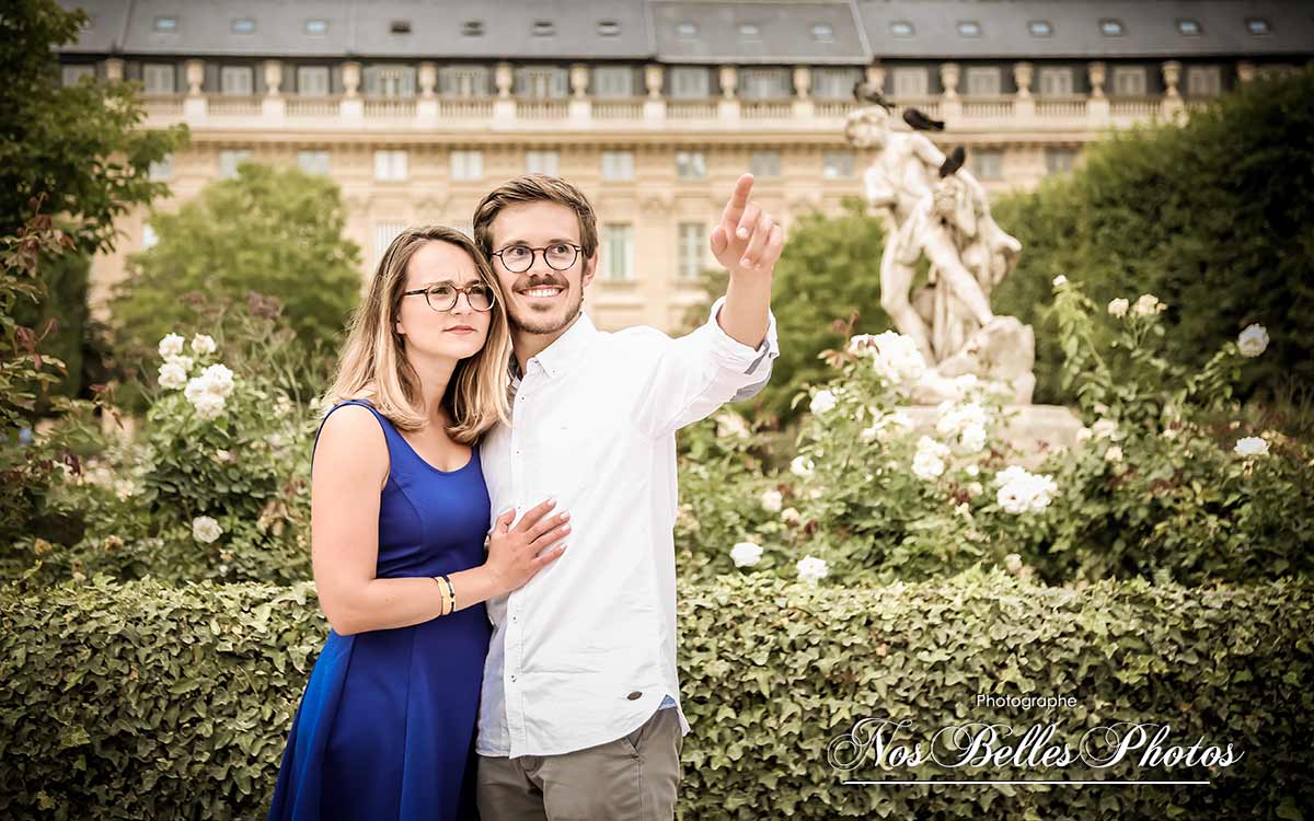 Photo d'engagement à Paris, shooting couple Palais Royal Paris
