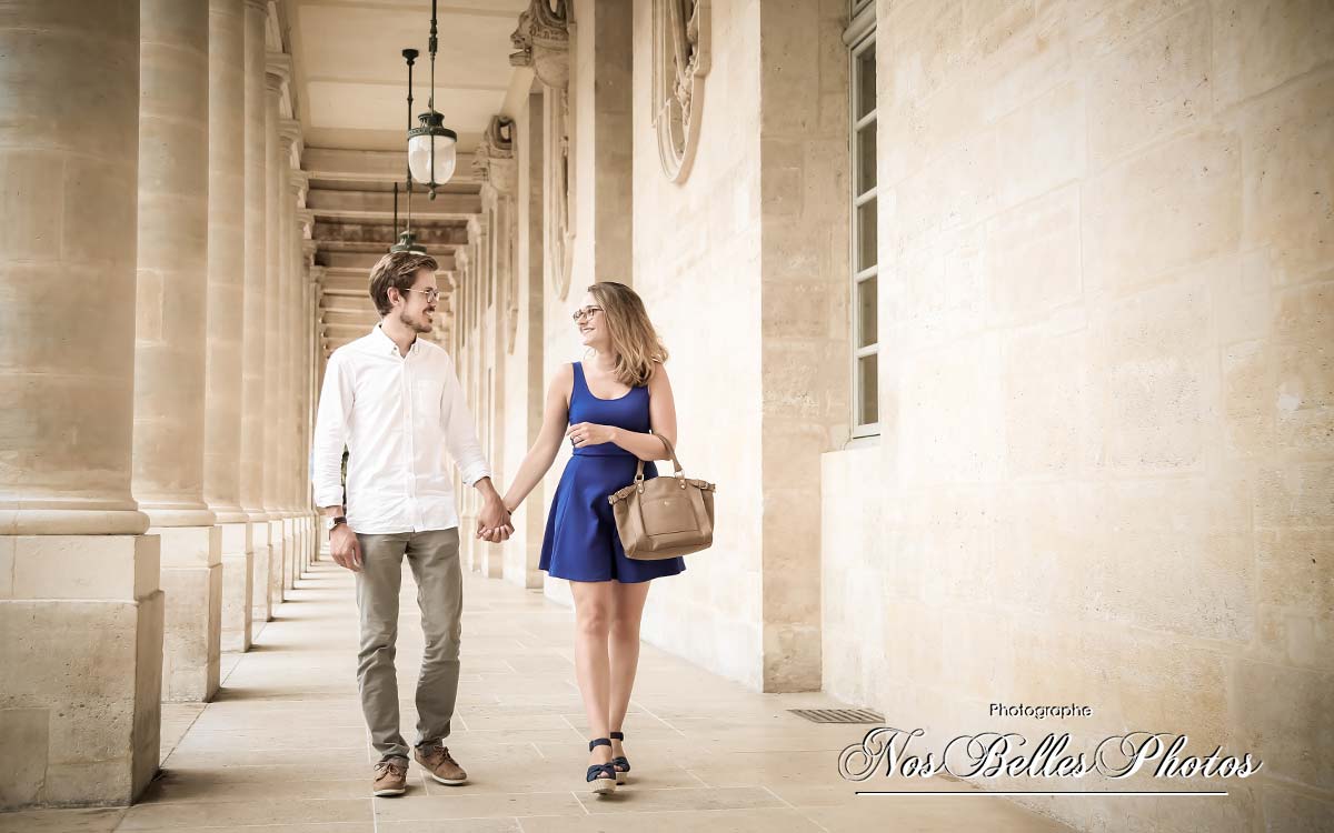 Séance photo de couple engagement à Paris au Palais Royal, photograpahe engagement Paris