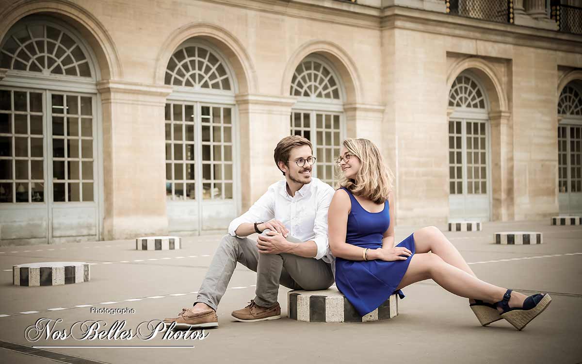 Séance photo de fiançailles à Paris, shooting couple au Palais-Royal