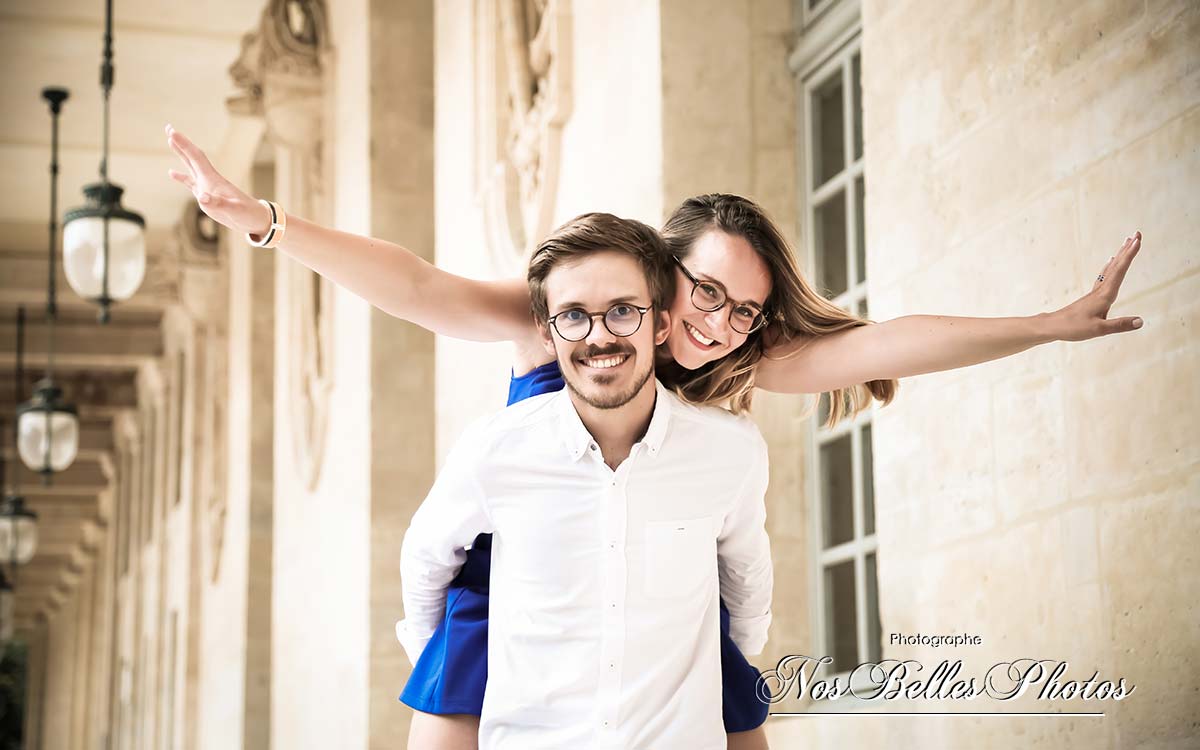 Photographe couple lifestyle Paris, shooting photo couple Paris Palais-Royal