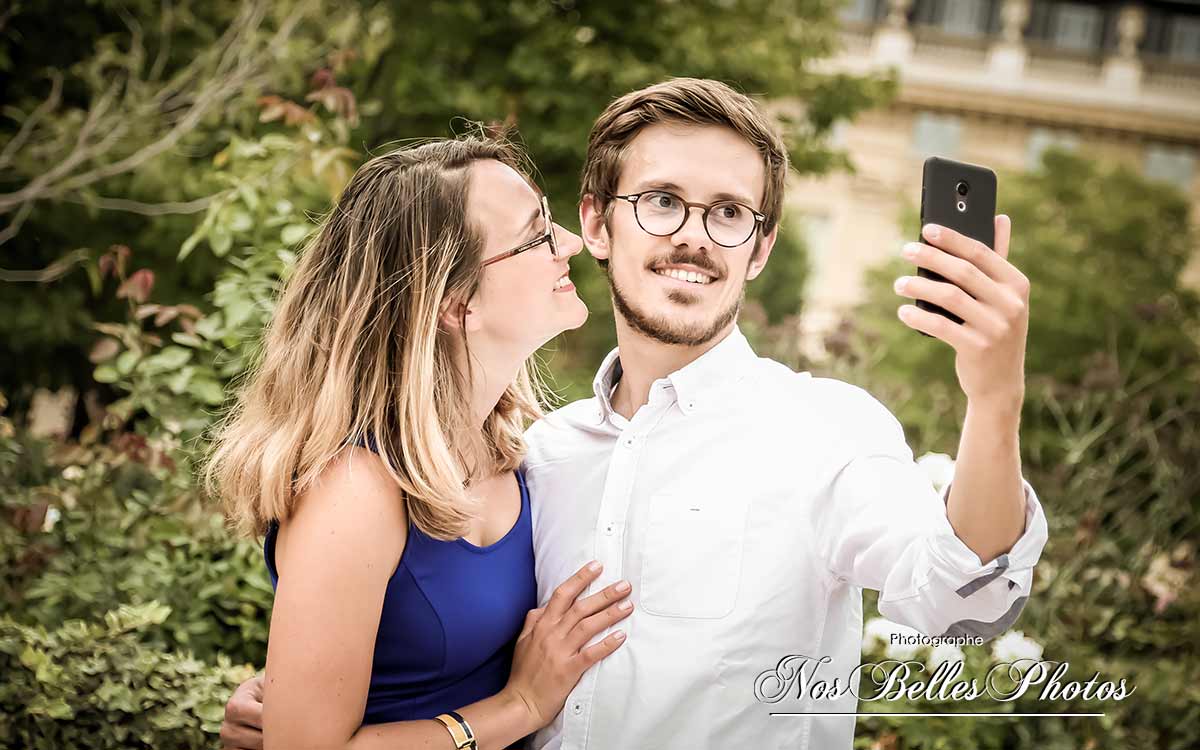 Séance photo d'engagement à Paris, shooting couple avant mariage au jardin à Paris