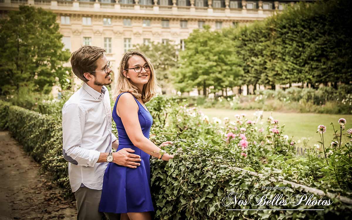 Photo engagement Paris, shooting engagement au jardin du Palais Royal à Paris