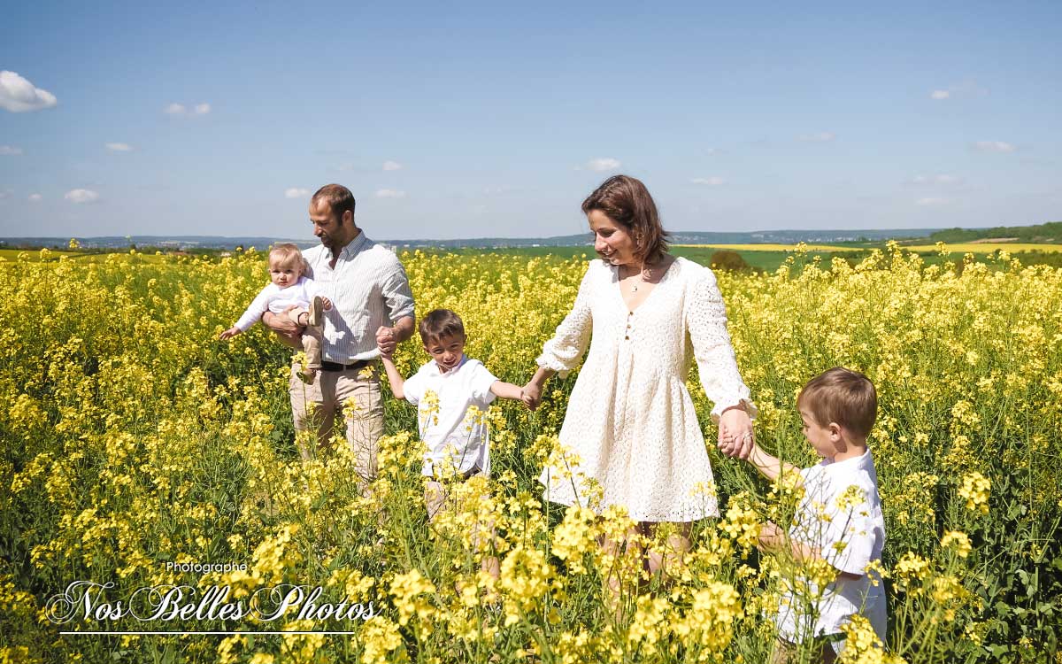 Séance photo famille champêtre en pleine nature en Yvelines