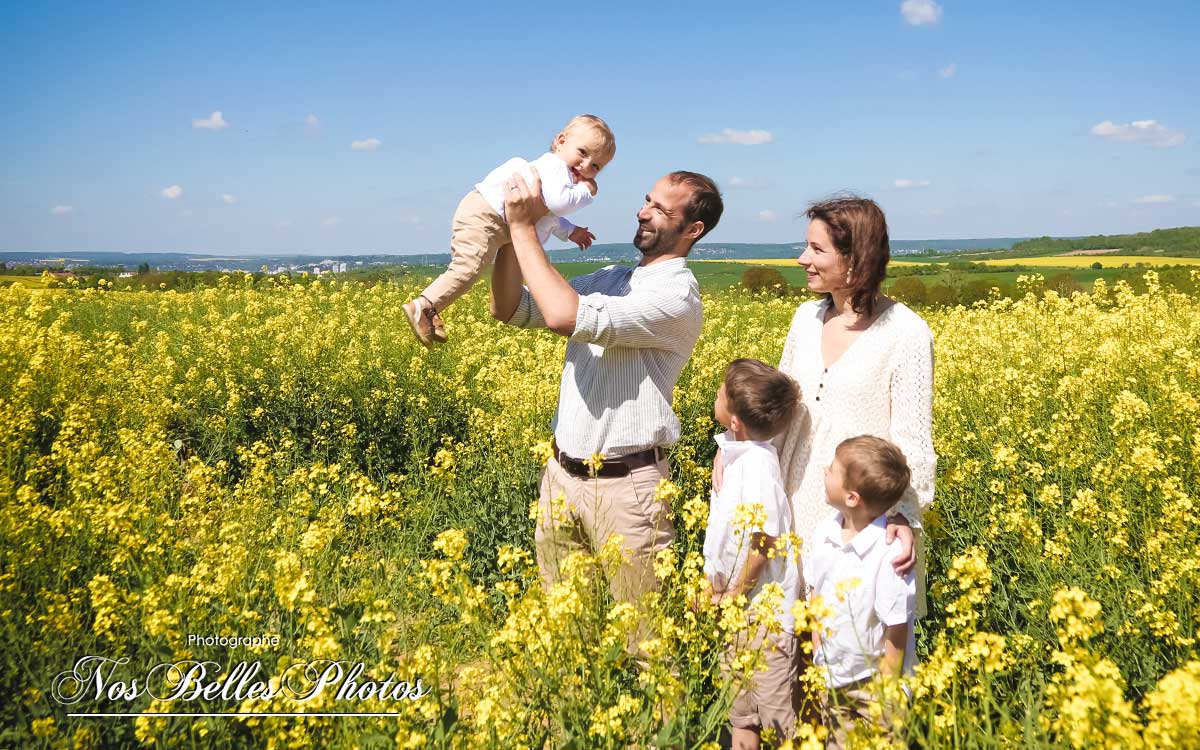Photo famille nature, séance photo famille champêtre