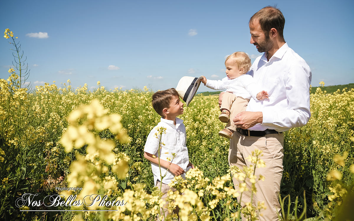 Photo de famille, shooting photo famille en extérieur à Chambourcy, Poissy, Villennes-sur-Seine, Morainvilliers, Ecquevilly, Chapet, Bouafle, Les Alluets-le-Roi, Crespières, Feucherolles, photographe famille Yvelines