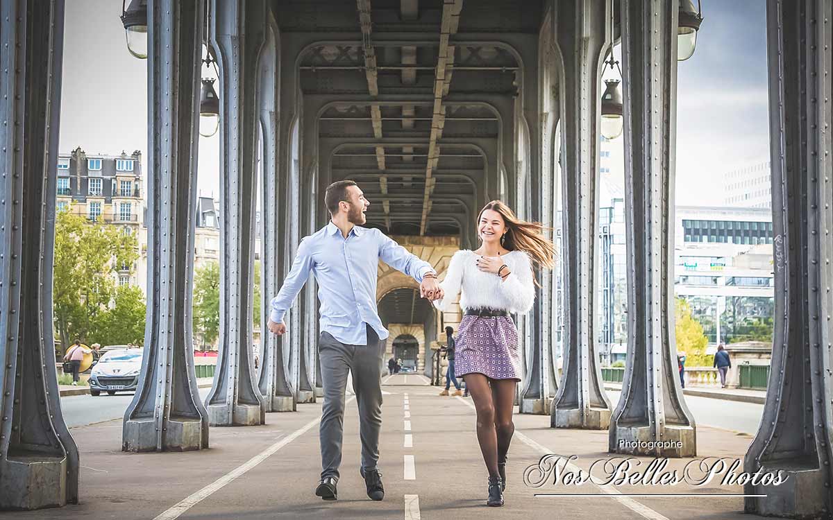 Photographe séance couple à Paris en extérieur