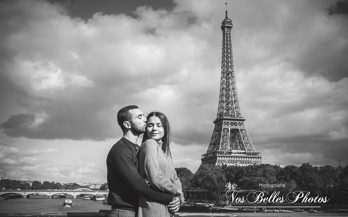 Séance couple Paris Tour Eiffel Pont Bir-Hakeim, portrait photo couple Paris, photographe couple Paris