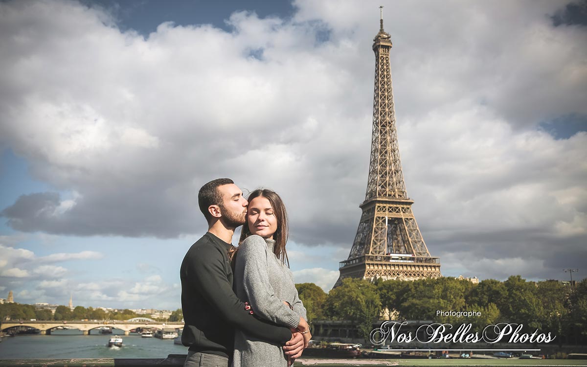 Séance photo de couple en extérieur à Paris, photographe lifestyle Paris