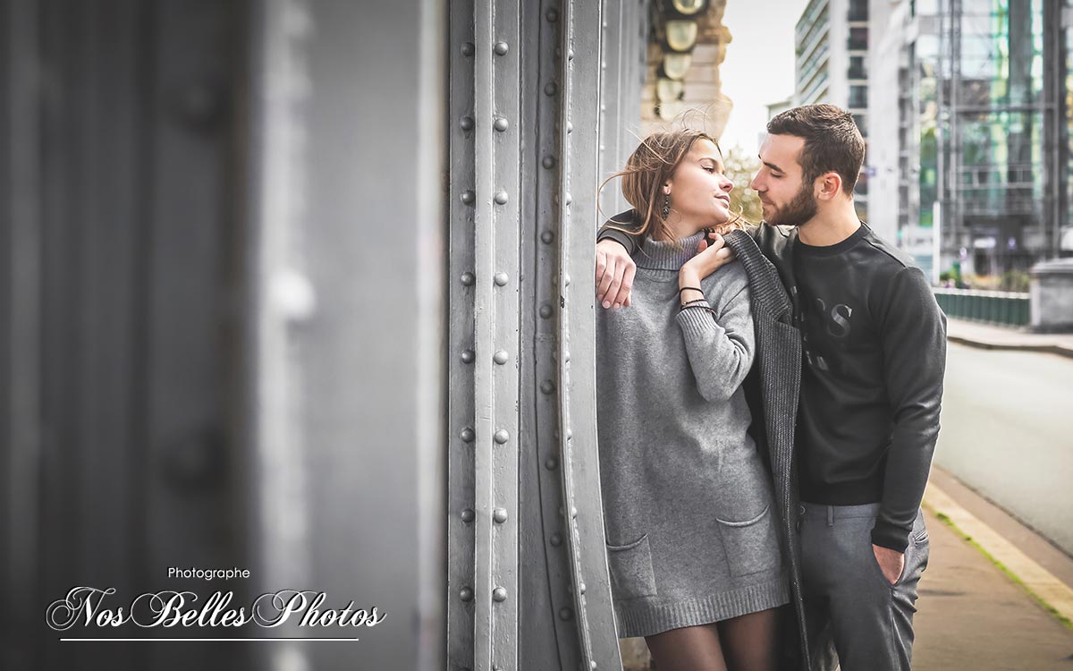 Séance couple, shooting photo couple lifestyle Pont Bir-Hakeim Paris