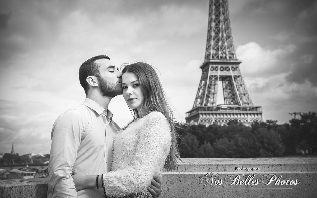 Séance photo couple Paris Tour Eiffel, photographe Paris