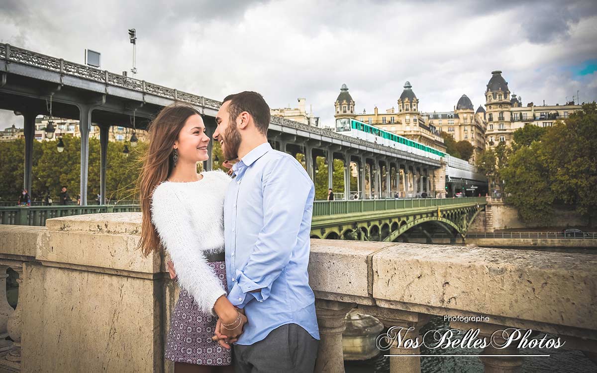 Shooting photo de couple à Paris au Pont de Bir-Hakeim