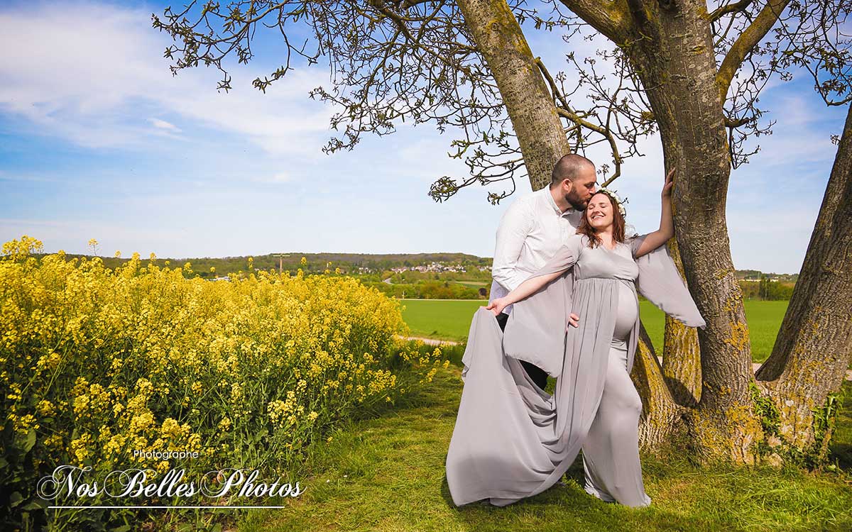 Photo femme enceinte champêtre en pleine nature dans les Yvelines