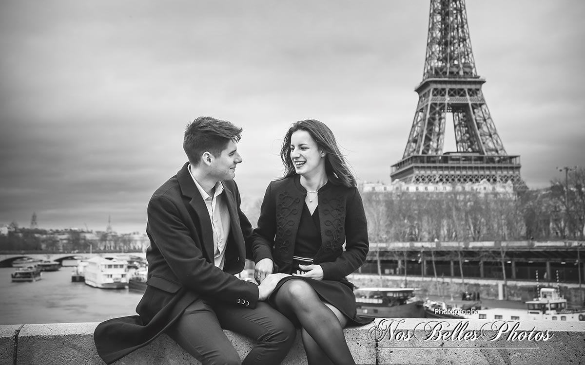 Shooting photo couple lifestyle Paris Tour Eiffel, photographe couple lifestyle Paris