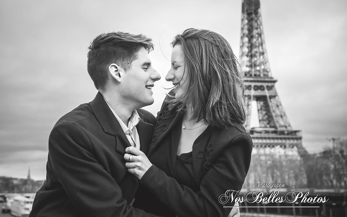 Séance photo engagement Tour Eiffel à Paris, photographe couple love session Paris