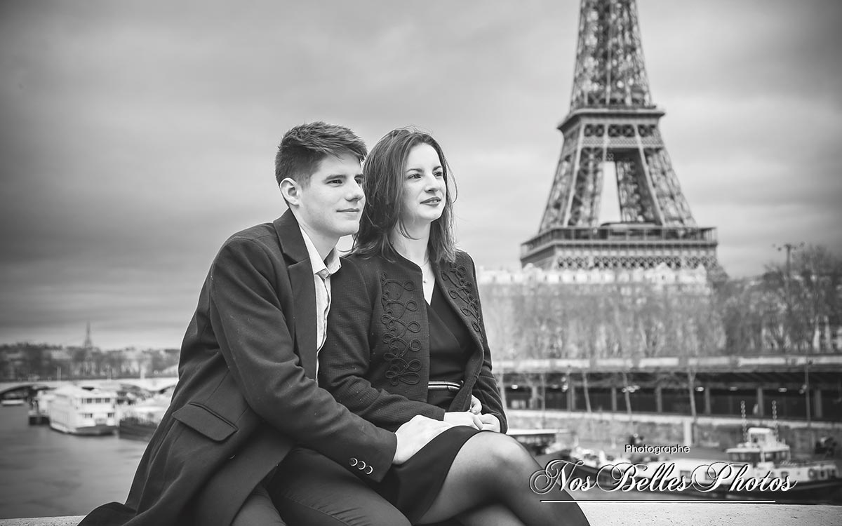 Séance photo de couple à Paris, photographe couple Paris Tour Eiffel
